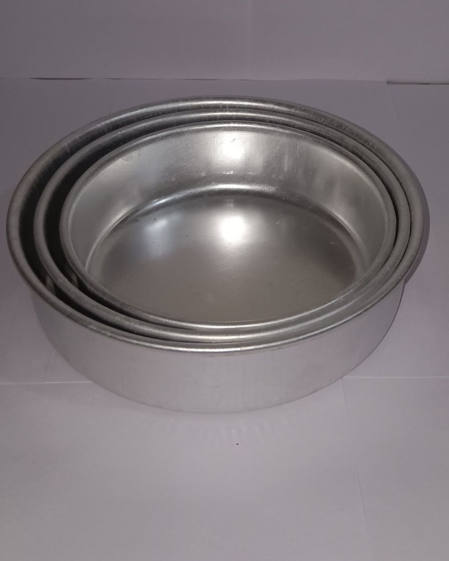 Aluminium Cake Tins Moulds Set Of 3. एल्यूमिनियम केक टिन मोल्ड 3 का सेट।